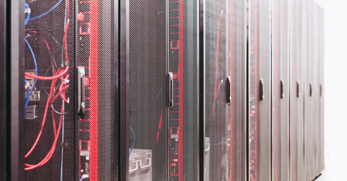 Racks metálicos con servidores, electrónica de red y cableado ordenado.