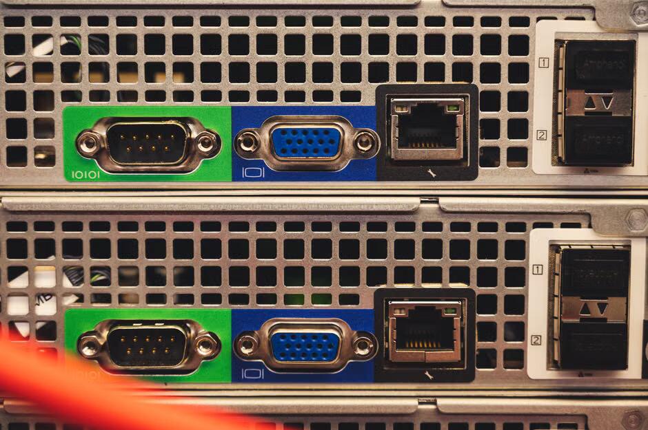 Detalle de un switch con sus puertos y los LED parpadeando.